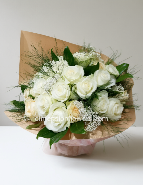 Bouquet di rose bianche confezionato.