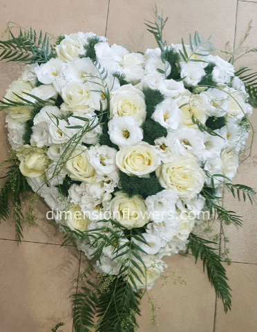 Cuore bianco di rose e lisianthus