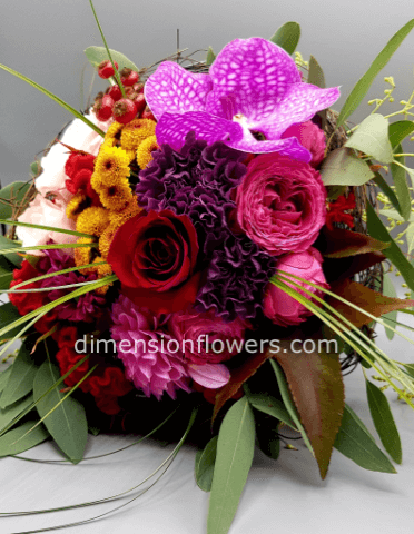 Bouquet particolare fantasia, colori accesi, orchidee, rose e fiori di stagione.