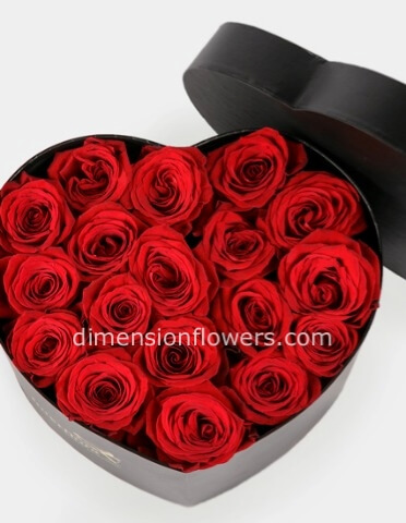 flowerbox a forma di cuore con rose rosse